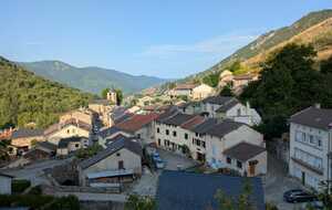 Village de Caussou. Au pied du KV de Scaramus
